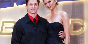 Tom Holland mengisyaratkan dirinya telah resmi menikah dengan Zendaya dalam wawancara terbaru. Simak fakta dan perjalanan cinta keduanya.