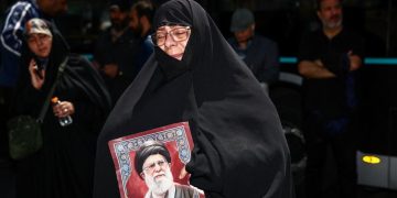 Iran menetapkan libur nasional untuk pemakaman Ali Khamenei. Jutaan warga diperkirakan menghadiri prosesi di Teheran dan Mashhad.