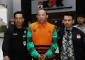 KPK menetapkan Bupati Langkat Syah Afandin sebagai tersangka usai OTT. Kasus ini mengungkap dugaan suap proyek dan temuan platinum seberat 55 kilogram.