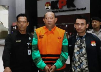 KPK menetapkan Bupati Langkat Syah Afandin sebagai tersangka usai OTT. Kasus ini mengungkap dugaan suap proyek dan temuan platinum seberat 55 kilogram.
