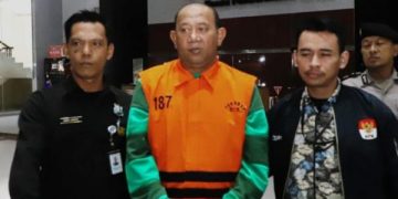 KPK menetapkan Bupati Langkat Syah Afandin sebagai tersangka usai OTT. Kasus ini mengungkap dugaan suap proyek dan temuan platinum seberat 55 kilogram.