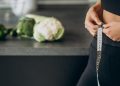 Diet ekstrem dengan menahan lapar memang bisa menurunkan berat badan dengan cepat, tetapi berisiko memicu efek rebound dan memperlambat metabolisme tubuh.