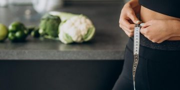 Diet ekstrem dengan menahan lapar memang bisa menurunkan berat badan dengan cepat, tetapi berisiko memicu efek rebound dan memperlambat metabolisme tubuh.