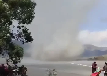 Fenomena setan debu kembali muncul di Bromo dan menarik perhatian wisatawan. Ketahui penyebab, proses terbentuk, serta tips aman saat berada di dekat pusaran angin.