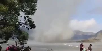 Fenomena setan debu kembali muncul di Bromo dan menarik perhatian wisatawan. Ketahui penyebab, proses terbentuk, serta tips aman saat berada di dekat pusaran angin.