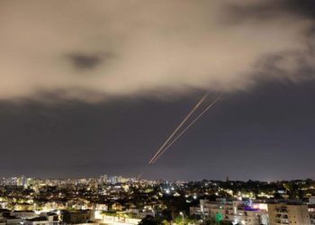 Amerika Serikat kembali menyerang target militer Iran. Teheran merespons dengan serangan ke fasilitas militer AS di Kuwait dan Yordania.