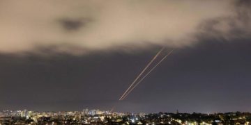Amerika Serikat kembali menyerang target militer Iran. Teheran merespons dengan serangan ke fasilitas militer AS di Kuwait dan Yordania.