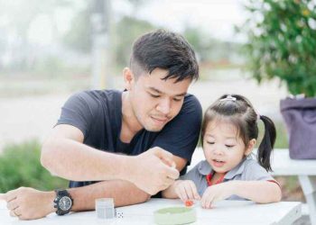 Panda parenting menjadi tren pola asuh modern yang menekankan kepercayaan, kemandirian, dan tanggung jawab anak. Simak manfaat serta prinsipnya.