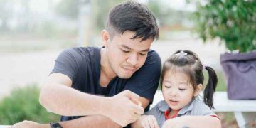 Panda parenting menjadi tren pola asuh modern yang menekankan kepercayaan, kemandirian, dan tanggung jawab anak. Simak manfaat serta prinsipnya.
