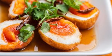Pemerintah Benggala Barat menghapus telur dari program makan siang gratis di sekolah. Kebijakan ini memicu perdebatan soal gizi anak dan pola makan vegetarian.