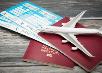 Laporan terbaru mengungkap hari terbaik memesan tiket pesawat kini berubah. Simak alasan algoritma maskapai membuat harga tiket semakin dinamis.
