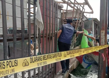 Ledakan keras mengguncang Purwakarta hingga menghancurkan toko bangunan, rumah warga, dan merusak masjid. Polisi masih menyelidiki penyebab kejadian.