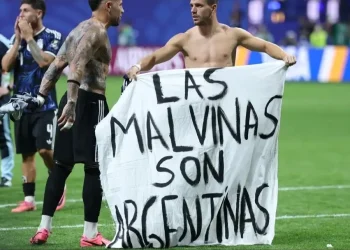 FIFA menyelidiki aksi pemain Argentina yang membentangkan spanduk Malvinas usai semifinal Piala Dunia 2026. Tim Tango terancam sanksi disiplin.