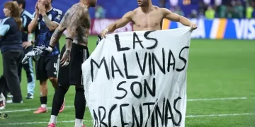 FIFA menyelidiki aksi pemain Argentina yang membentangkan spanduk Malvinas usai semifinal Piala Dunia 2026. Tim Tango terancam sanksi disiplin.