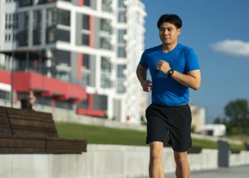 Slow jogging sedang populer sebagai olahraga ringan. Dokter menjelaskan apakah aktivitas ini benar lebih efektif membakar kalori dibanding jogging biasa.