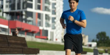 Slow jogging sedang populer sebagai olahraga ringan. Dokter menjelaskan apakah aktivitas ini benar lebih efektif membakar kalori dibanding jogging biasa.