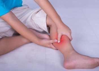 Kram kaki saat tidur sering membuat seseorang terbangun di malam hari. Kenali penyebab, faktor risiko, cara mengatasi, dan langkah pencegahannya.