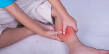Kram kaki saat tidur sering membuat seseorang terbangun di malam hari. Kenali penyebab, faktor risiko, cara mengatasi, dan langkah pencegahannya.