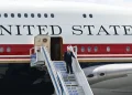 Donald Trump menggunakan Air Force One lama saat meninggalkan Turki di tengah meningkatnya ketegangan dengan Iran. Gedung Putih menyebut langkah itu bagian dari pengamanan.