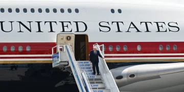 Donald Trump menggunakan Air Force One lama saat meninggalkan Turki di tengah meningkatnya ketegangan dengan Iran. Gedung Putih menyebut langkah itu bagian dari pengamanan.