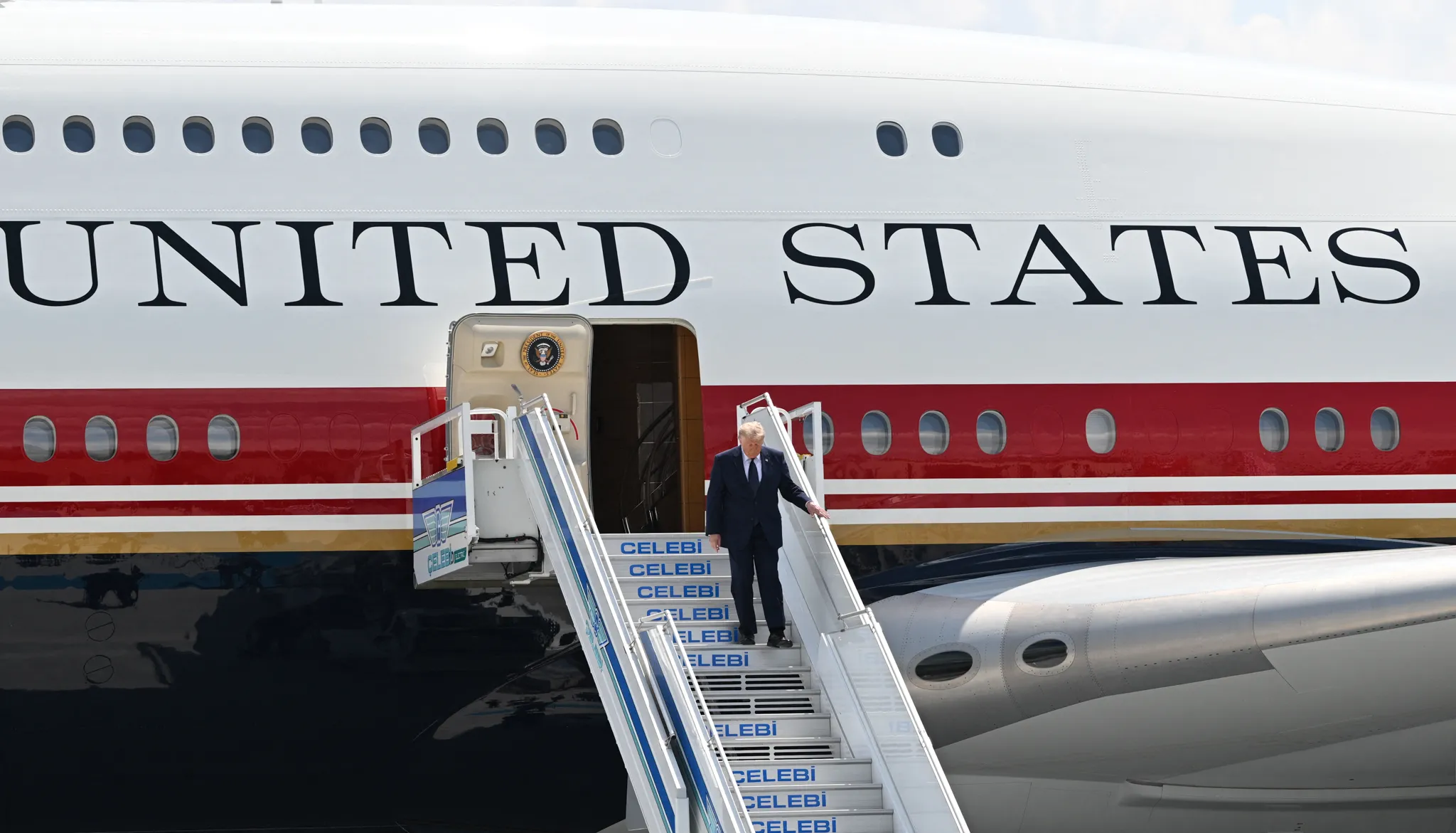 Trump Tinggalkan Turki dengan Air Force One Lama di Tengah Ancaman dari Iran