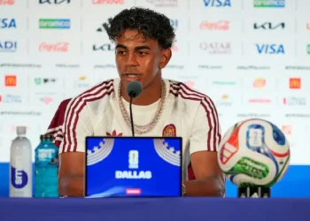 Lamine Yamal merespons sindiran Mariano Rajoy terhadap timnas Prancis dengan menegaskan bahwa sepak bola seharusnya menjadi simbol persatuan.