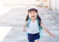 Kesiapan anak masuk sekolah tidak hanya ditentukan usia. Simak ciri-ciri anak yang siap belajar, mandiri, dan mampu beradaptasi di lingkungan baru.