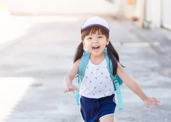 Kesiapan anak masuk sekolah tidak hanya ditentukan usia. Simak ciri-ciri anak yang siap belajar, mandiri, dan mampu beradaptasi di lingkungan baru.