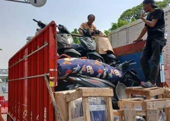 Polisi menangkap tiga pelaku curanmor di Karawang setelah melacak sinyal GPS dari motor korban yang dicuri di Tangerang.