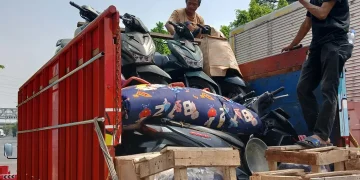 Polisi menangkap tiga pelaku curanmor di Karawang setelah melacak sinyal GPS dari motor korban yang dicuri di Tangerang.