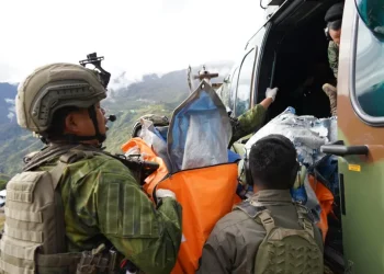 Pilot AMA berkebangsaan Amerika Serikat yang menjadi korban serangan KKB di Yahukimo berhasil dievakuasi ke Timika menggunakan tiga helikopter TNI.