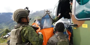 Pilot AMA berkebangsaan Amerika Serikat yang menjadi korban serangan KKB di Yahukimo berhasil dievakuasi ke Timika menggunakan tiga helikopter TNI.