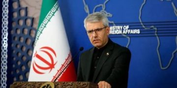 Iran mengecam serangan Amerika Serikat di dekat rumah sakit kanker anak di Ahvaz. Ratusan pasien dievakuasi dan Teheran menyebut insiden itu sebagai kejahatan perang.