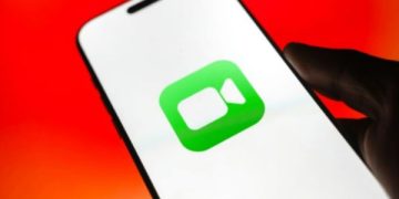 Apple dan FTC memperingatkan pengguna iPhone agar waspada terhadap penipuan melalui FaceTime yang memanfaatkan rekayasa sosial dan fitur berbagi layar.
