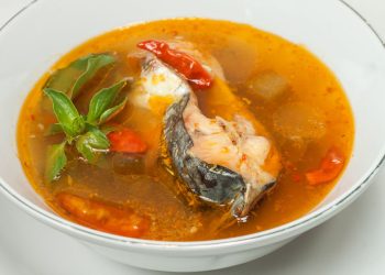 Resep pindang patin kuah segar khas Lampung dengan perpaduan rempah, nanas, dan ikan patin yang lembut. Cocok untuk menu makan siang maupun makan malam.