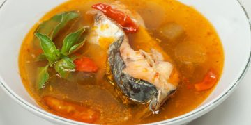 Resep pindang patin kuah segar khas Lampung dengan perpaduan rempah, nanas, dan ikan patin yang lembut. Cocok untuk menu makan siang maupun makan malam.