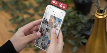 Fitur AI terbaru Instagram memungkinkan foto akun publik dipakai membuat gambar AI. Simak kontroversi, risiko privasi, dan cara menonaktifkannya.