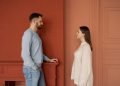 Kenali ciri laki-laki red flag dalam hubungan agar terhindar dari manipulasi emosional, love bombing, dan perilaku yang tidak sehat sejak awal.