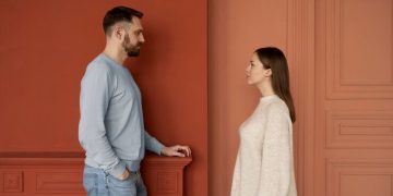 Kenali ciri laki-laki red flag dalam hubungan agar terhindar dari manipulasi emosional, love bombing, dan perilaku yang tidak sehat sejak awal.