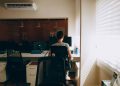 Silent dehydration dapat terjadi saat terlalu lama berada di ruangan ber-AC. Kenali gejala, bahaya, dan cara mencegah kekurangan cairan tanpa disadari.
