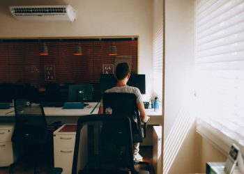 Silent dehydration dapat terjadi saat terlalu lama berada di ruangan ber-AC. Kenali gejala, bahaya, dan cara mencegah kekurangan cairan tanpa disadari.
