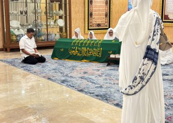 Rachmat Gobel akan dimakamkan di TMP Kalibata Jakarta Selatan setelah Salat Jumat. Simak kronologi, keputusan keluarga, dan perjalanan kariernya.