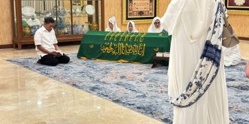 Rachmat Gobel akan dimakamkan di TMP Kalibata Jakarta Selatan setelah Salat Jumat. Simak kronologi, keputusan keluarga, dan perjalanan kariernya.