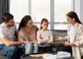Terlalu sering membela anak dapat menghambat kemandirian dan perkembangan sosialnya. Simak tanda serta dampaknya menurut pandangan pakar parenting.