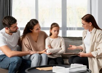 Terlalu sering membela anak dapat menghambat kemandirian dan perkembangan sosialnya. Simak tanda serta dampaknya menurut pandangan pakar parenting.
