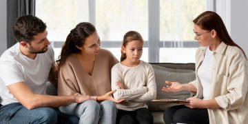 Terlalu sering membela anak dapat menghambat kemandirian dan perkembangan sosialnya. Simak tanda serta dampaknya menurut pandangan pakar parenting.
