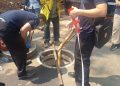 Tiga pekerja proyek tewas di gorong-gorong kawasan Bambu Apus, Jakarta Timur. Polisi menduga korban kehilangan kesadaran akibat menghirup gas.