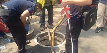 Tiga pekerja proyek tewas di gorong-gorong kawasan Bambu Apus, Jakarta Timur. Polisi menduga korban kehilangan kesadaran akibat menghirup gas.