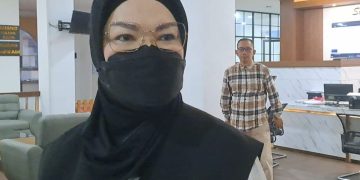 Bupati Sukoharjo Etik Suryani tiba di Gedung KPK usai terjaring OTT terkait dugaan pemerasan terhadap perangkat daerah. Simak kronologi lengkapnya.