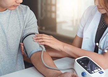Hipertensi yang tidak terkontrol dapat memicu gagal jantung, stroke, hingga gangguan ginjal. Kenali risiko dan cara mencegah komplikasinya sejak dini.